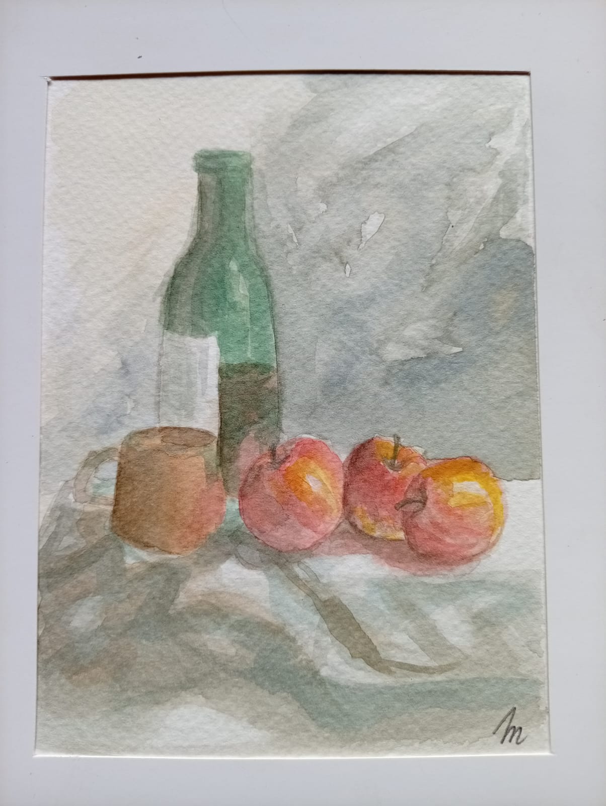Pequeño estudio de botella y manzanas