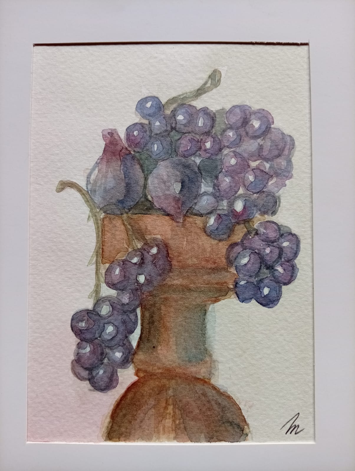Pequeño estudio de uvas en pedestal de madera