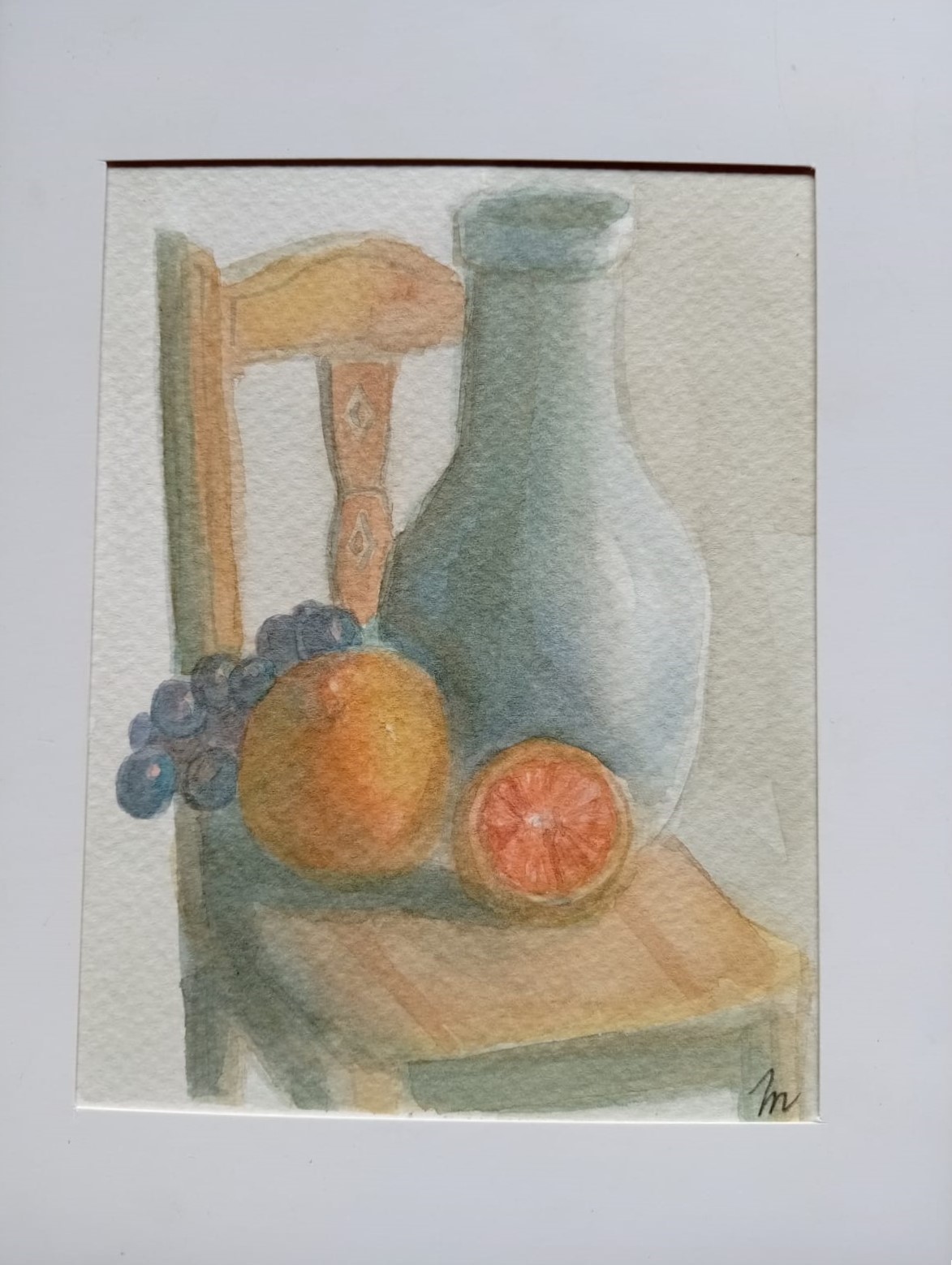 Pequeño estudio de botella y frutas sobre silla